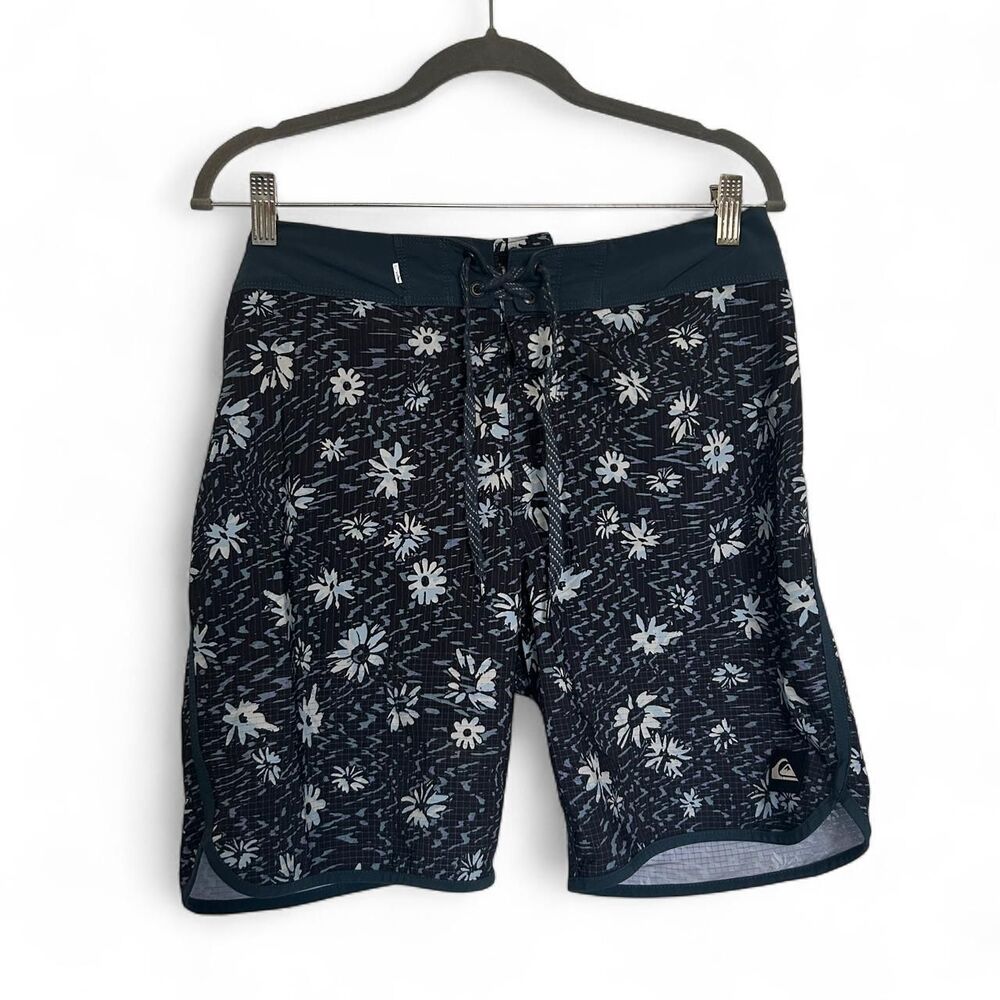Quiksilver Men's Blue and Navy Shorts